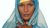 Waris Dirie urodziła się w 1965 roku w Somalii. Jako dziecko została brutalnie obrzezana, musiała uciekać z domu i bronić się przed małżeństwem ze dużo starszym mężczyzną.